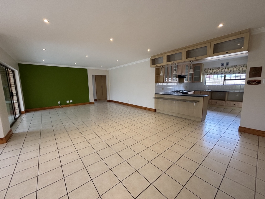 To Let 4 Bedroom Property for Rent in Summerstrand Eastern Cape